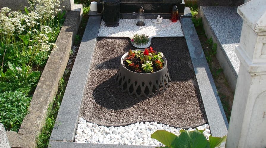 Betónový obrubník okolo hrobu